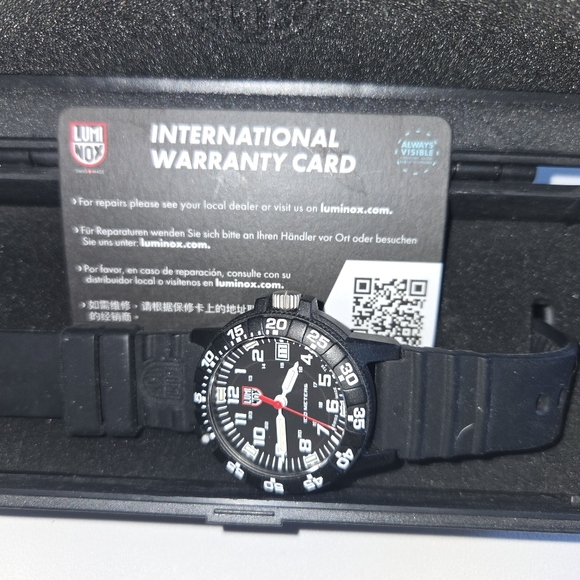 The Leatherback Sea Turtle Giant watch 39mm, water proof mens watch and glows. - Picture 3 of 6